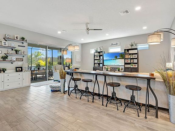 4th image of 668 Mosaic Blvd