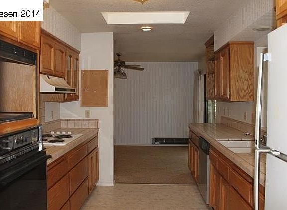 4th image of 464-090 Christie St