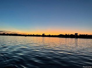 3811 Ormond Rd, White Lake, MI 48383