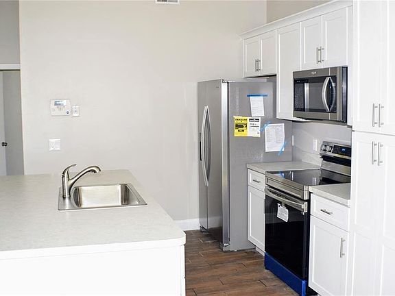 5th image of 1002 Burnett St