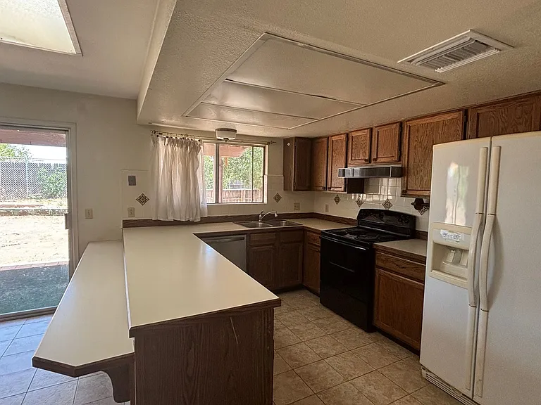 554 Hegge Dr — Photo 5