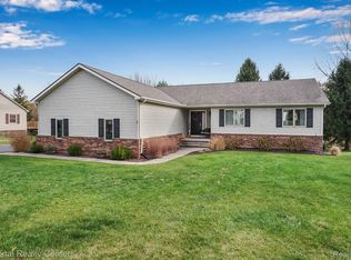 7780 Thunder Bay Dr, Pinckney, MI