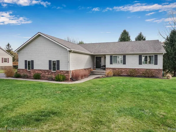 7780 Thunder Bay Dr, Pinckney, MI 48169