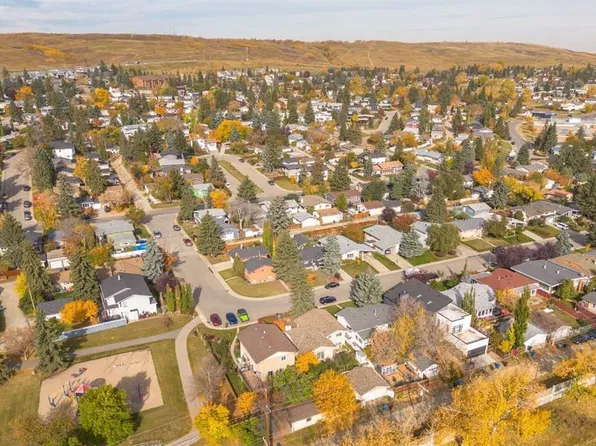 4724 Nipawin Cres NW, Calgary, AB T2K 2H9