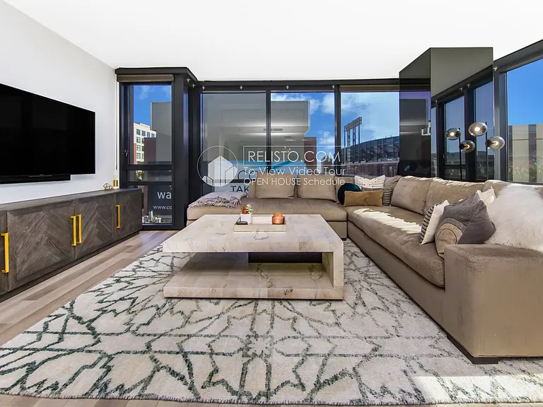 250 King St #652 — Photo 4