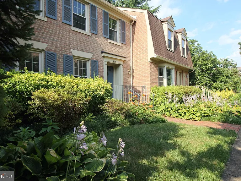 436 N Park Dr — Photo 2
