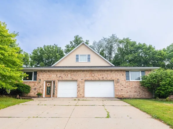 2424 Maywood Ave, Pekin, IL 61554
