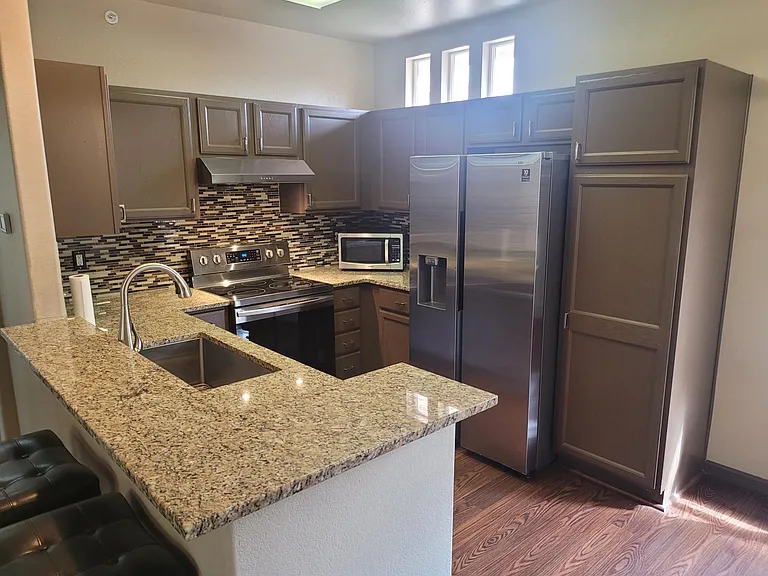 1725 Courtyard Hts #3 — Photo 1