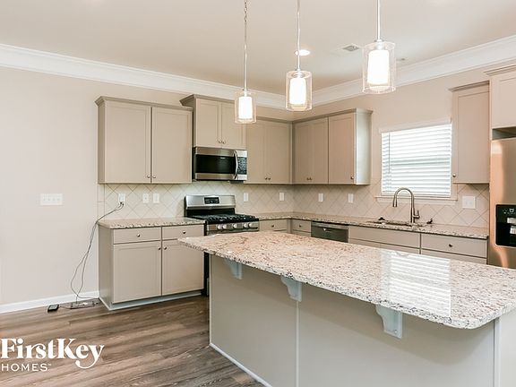 5th image of 215 Woodford Dr