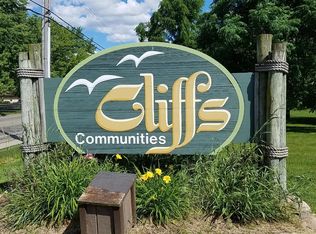 804 Cliffs Dr, Ypsilanti, MI 48198