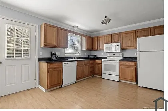 6 bed, 1600 sqft, $6,800 — Photo 3