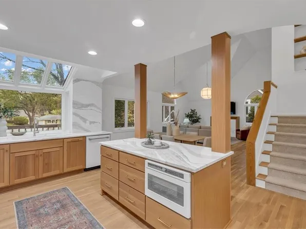 7854 Howe Cir, Prairie Village, KS 66208