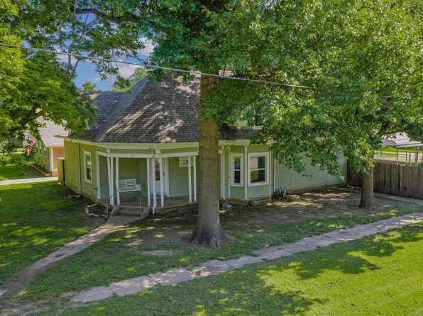 802 N Linden St, Belle Plaine, KS 67013