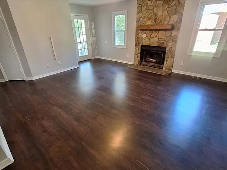 110 Bruce Ln — Photo 2