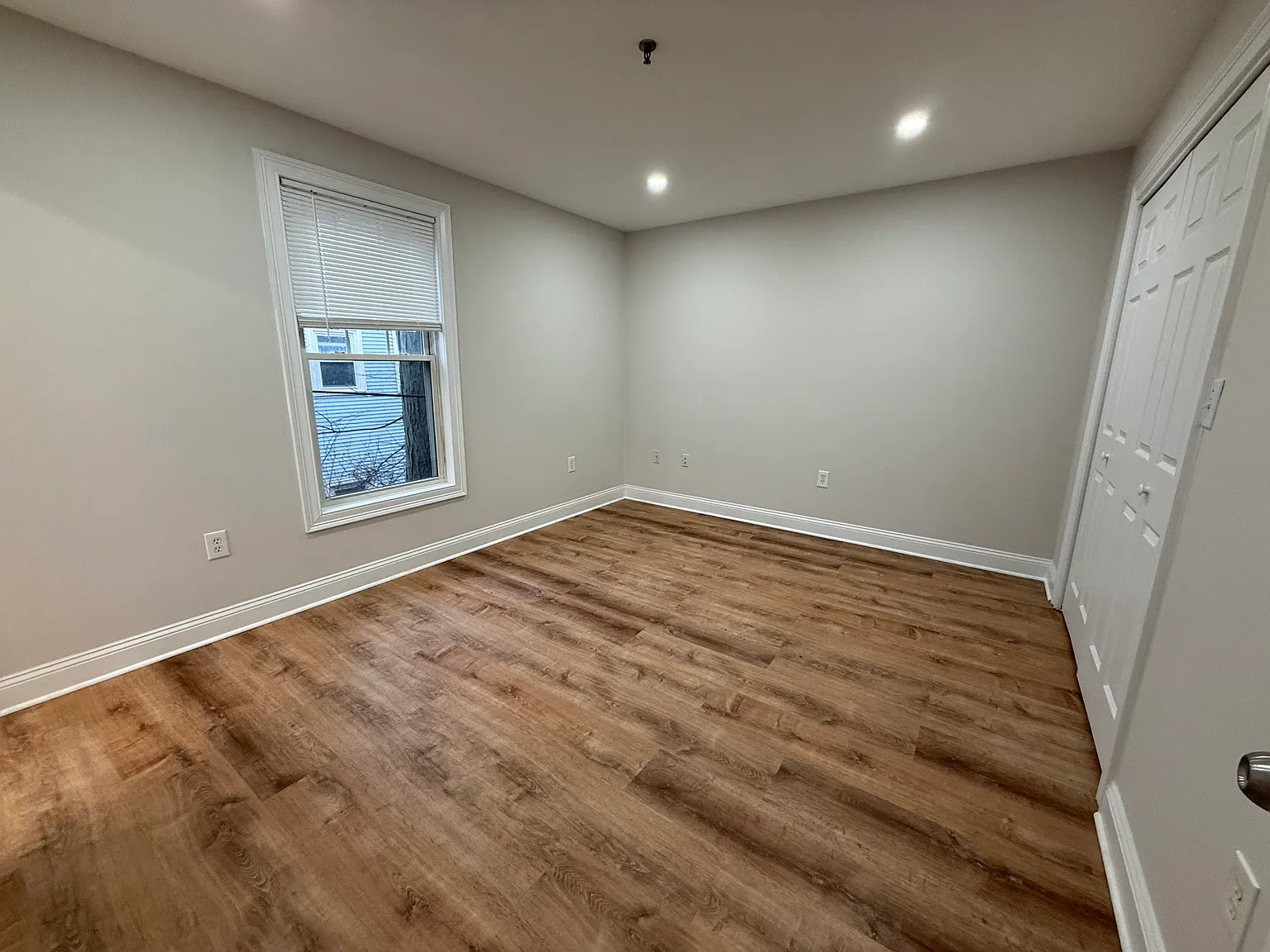 3 bed, 999 sqft, $5,800 — Photo 4