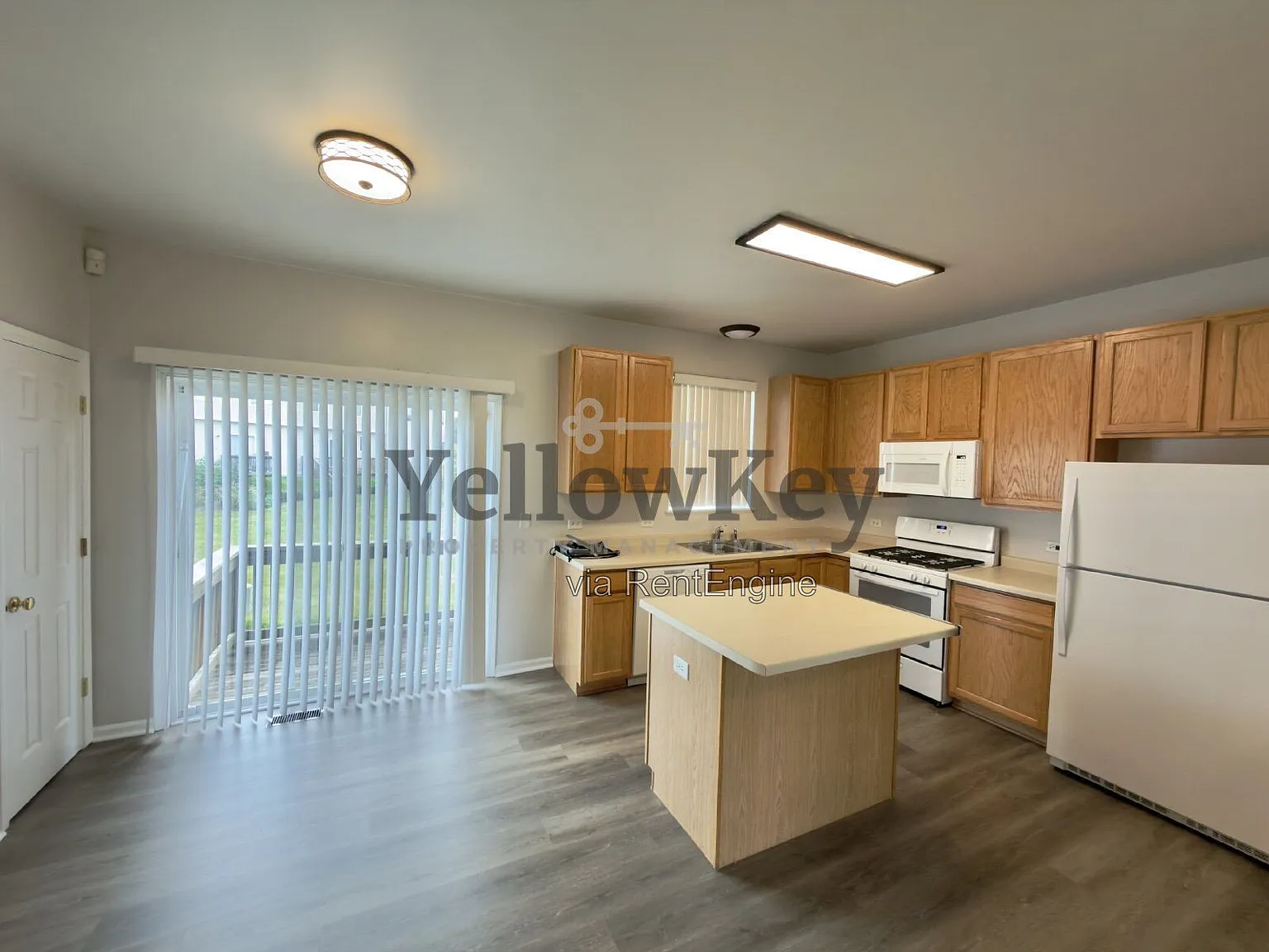 3 bed, 2.5 bath, 1800 sqft, $2,450 — Photo 3