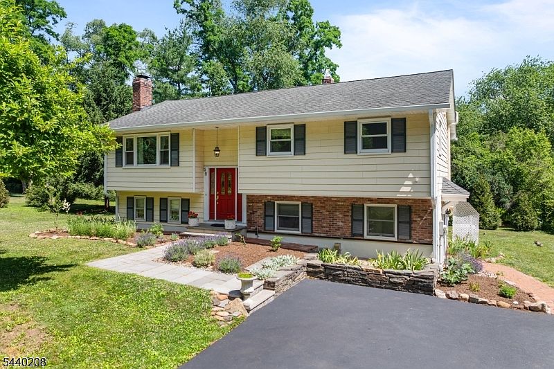 1st image of 29 Oxford Cir