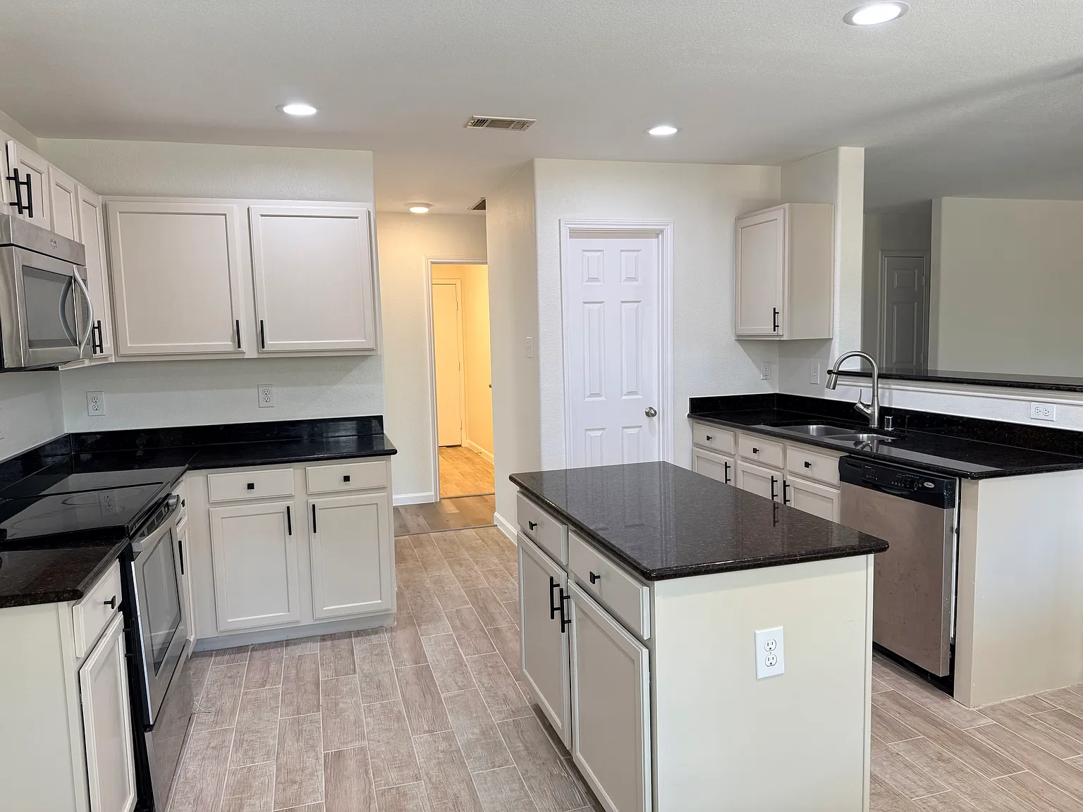4 bed, 2.5 bath, 2571 sqft, $2,550 — Photo 4