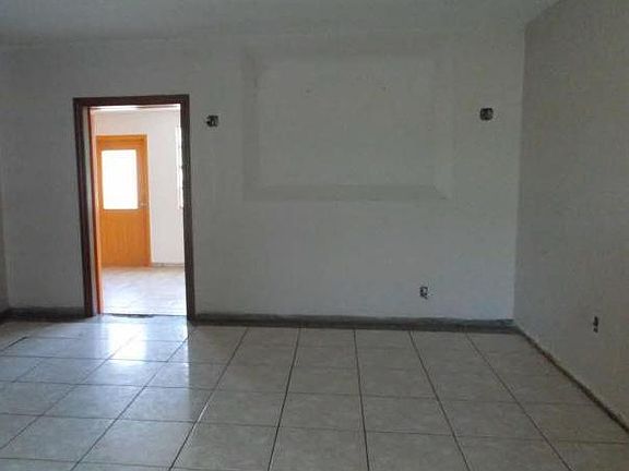 4th image of 621 NE 171st St