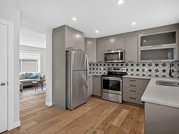 3rd image of 313 W Killarney Glen Ct SW