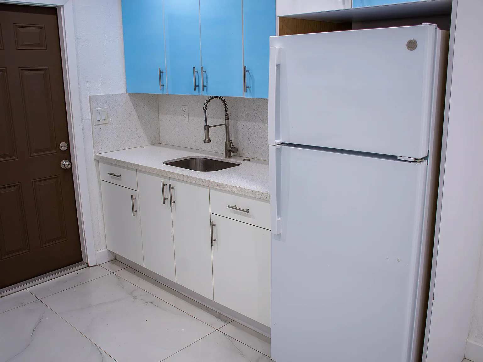 2 bed, 1.0 bath, 1560 sqft, $2,500 — Photo 4