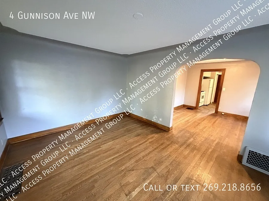NW Side 3 Bedroom 1 Bathroom Home By Pew Campus — Photo 3