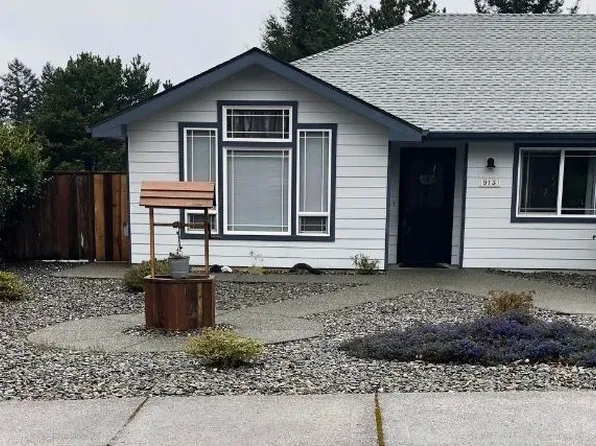 913 3rd St, Brookings, OR 97415