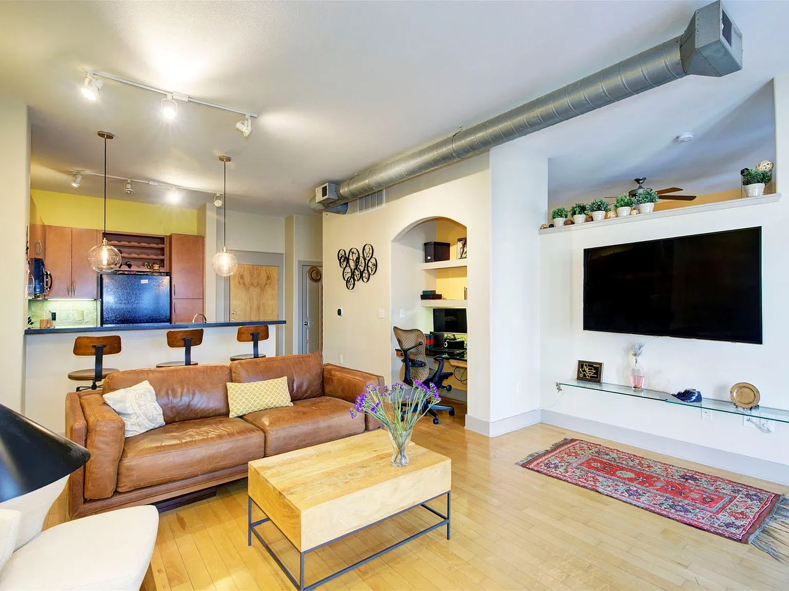 1 bed, 1.0 bath, 869 sqft, $2,275 — Photo 1