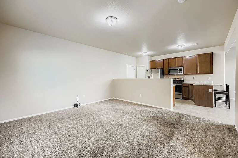 3 bed, 2.5 bath, 2011 sqft, $2,100 — Photo 3