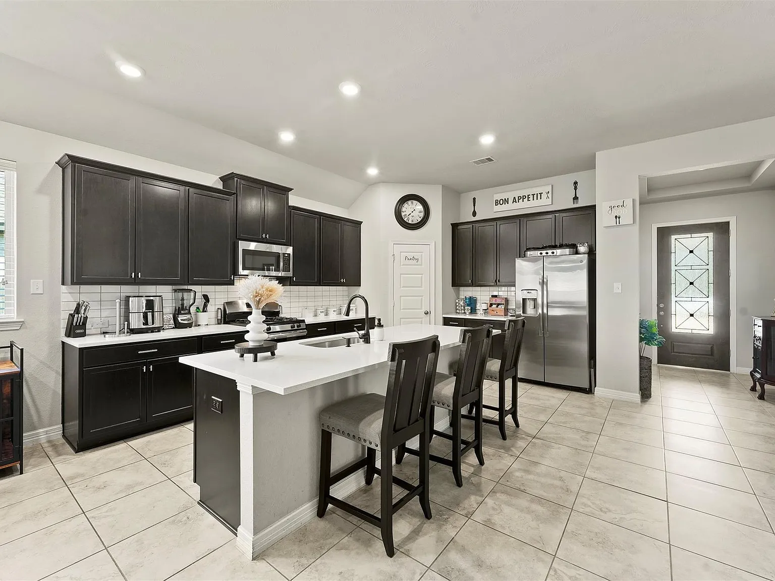 3 bed, 2.5 bath, 2176 sqft, $3,000 — Photo 3