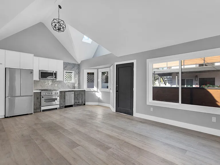 2824 S Redondo Blvd — Photo 5