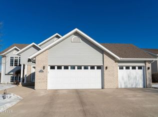 616 Mighty Acres Dr, Grand Forks, ND 58201
