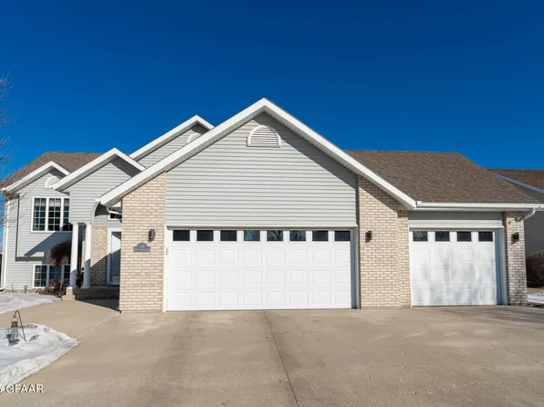 616 Mighty Acres Dr, Grand Forks, ND 58201