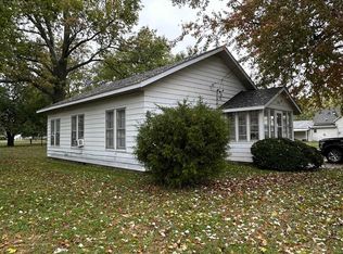 25 S Walnut St, Tamaroa, IL 62888