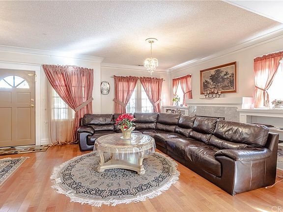 5th image of 368 W Lexington Dr