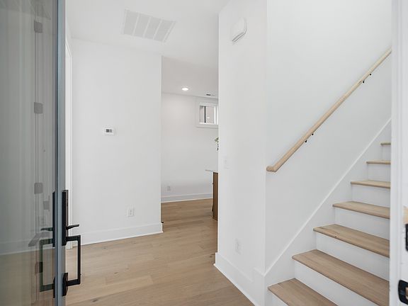 4th image of 3012 Edwin Cir