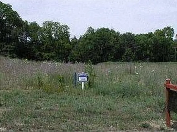 9014 Hidden Ct W, South Lyon, MI 48178