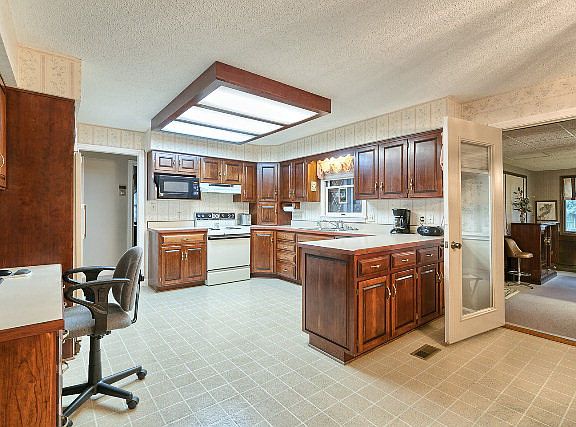5th image of 5 Stonehenge Ct