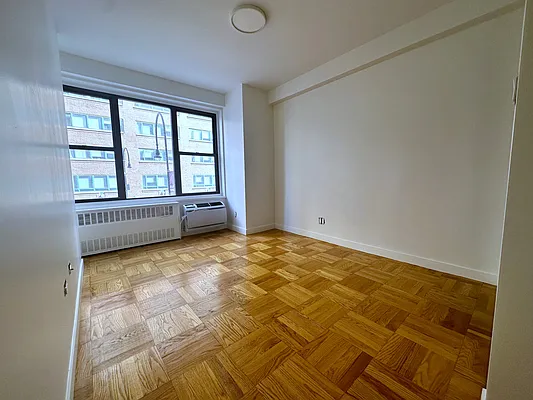 Rented by Manhattan Realty Group | media 2