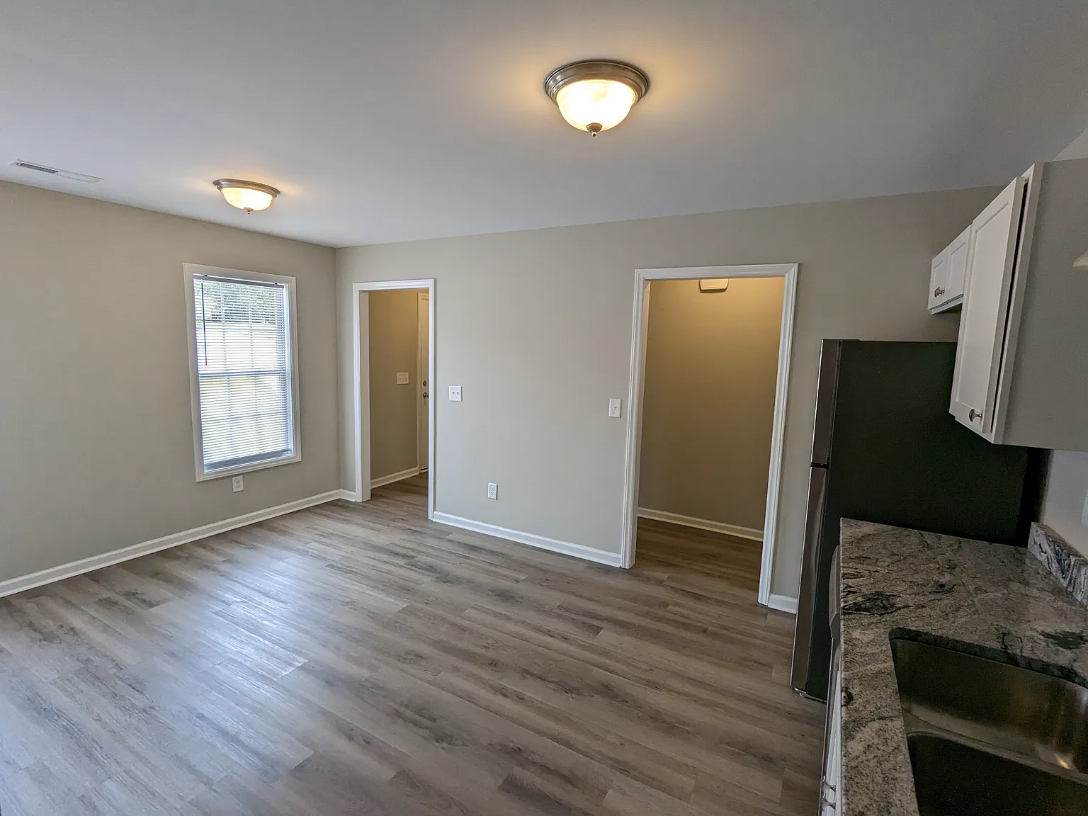 3 BR 2.5B Townhouse in quiet neighborhood convenient to shopping and ECU. — Photo 3