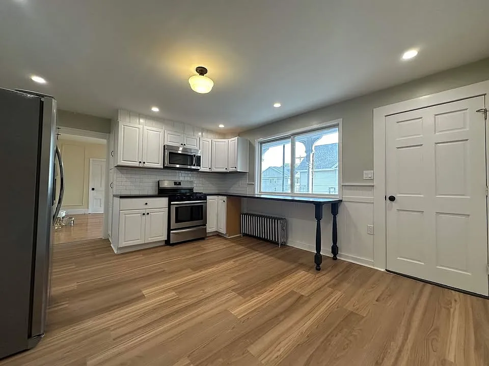 4 bed, 2049 sqft, $3,200 — Photo 2