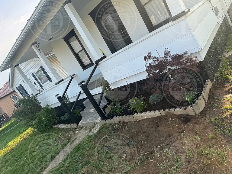 2433 Lincoln Ave — Photo 2