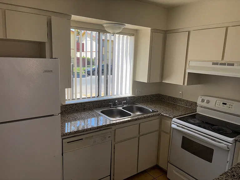 Sierra Vista Apts — Photo 8