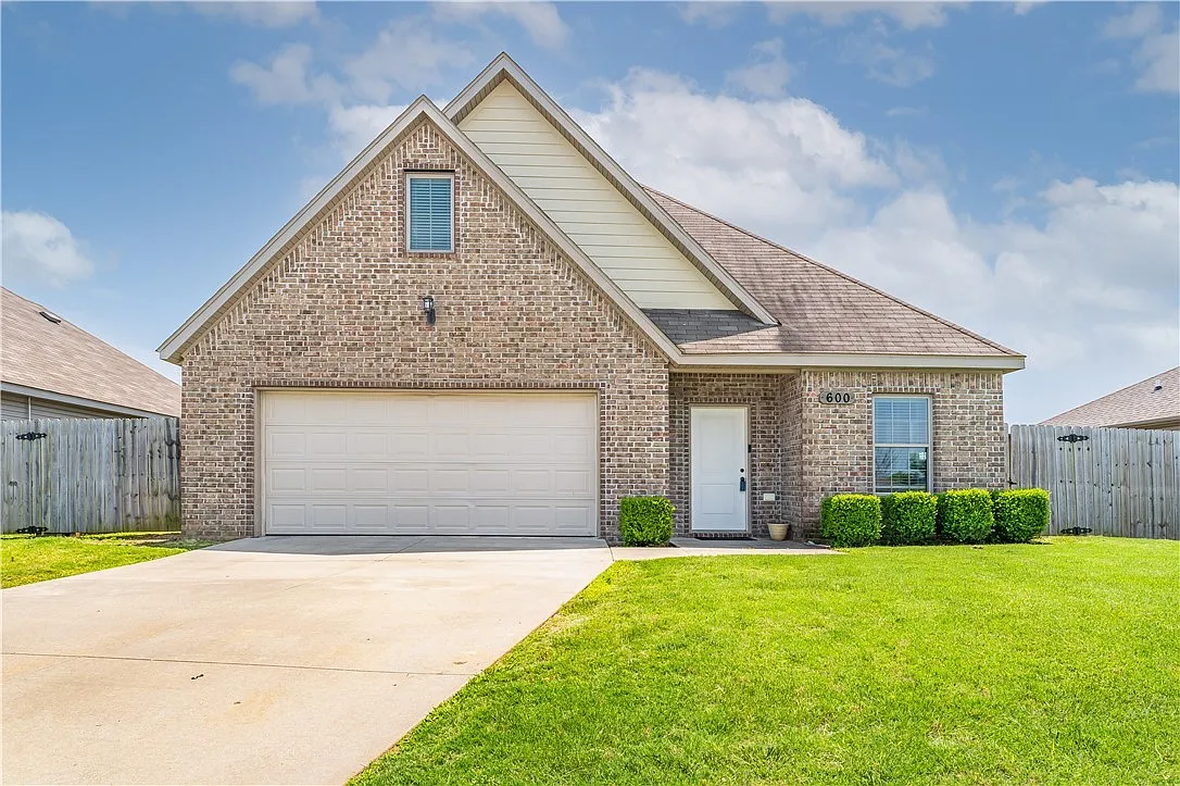 3 bed, 1494 sqft, $2,300 — Photo 1