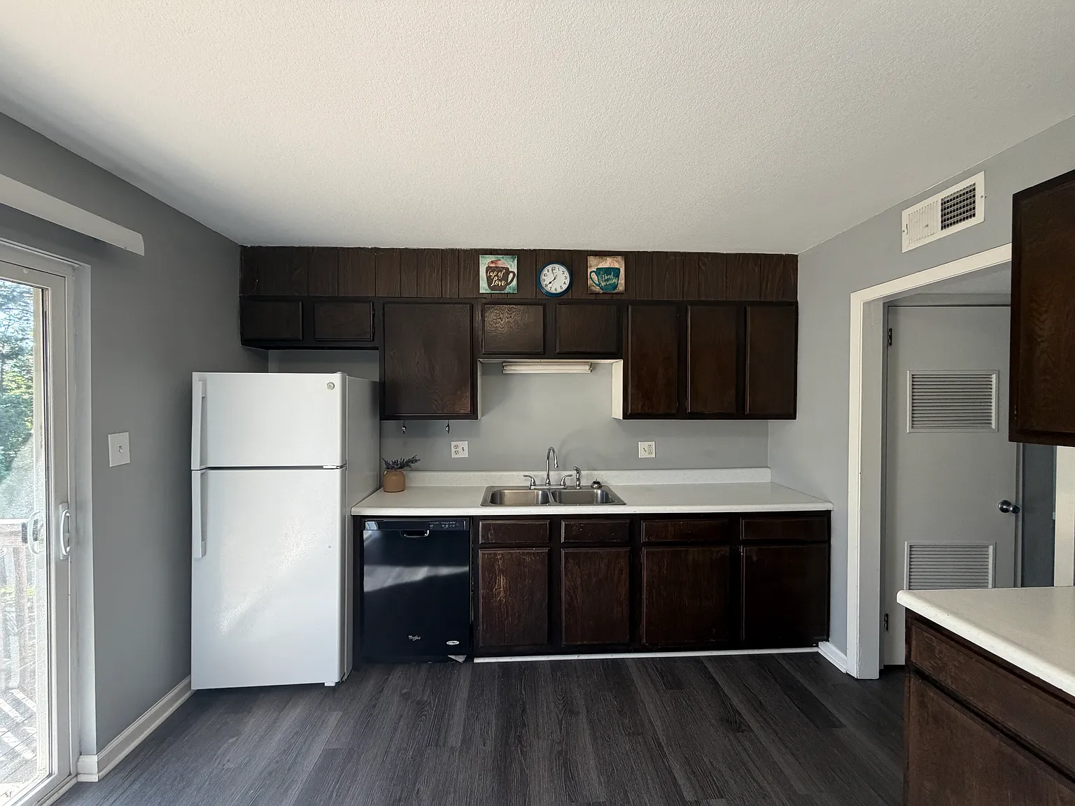 2 bed, 1.5 bath, 1000 sqft, $1,325 — Photo 2