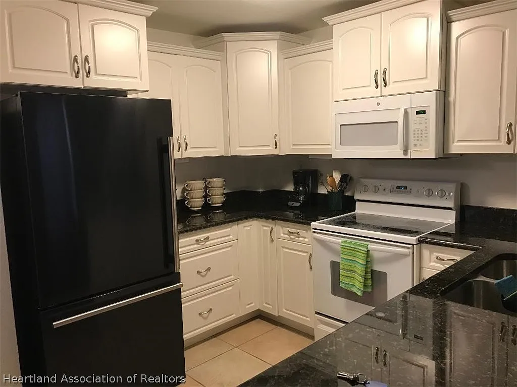 Building Photo - 2131 Lakeview Dr #710