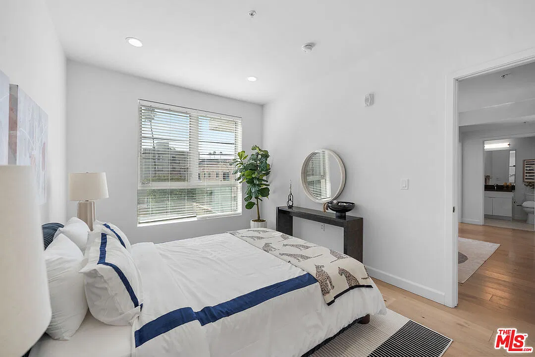 105 S Mariposa Ave — Photo 2
