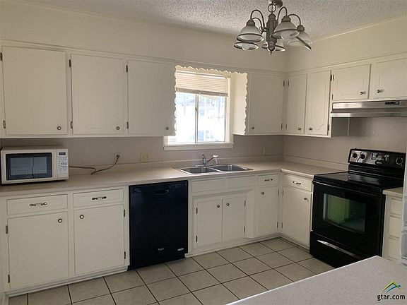 3rd image of 2910 Fleetwood Dr