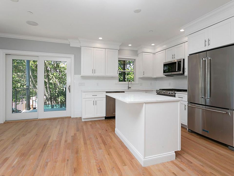 2nd image of 901 E Broadway #1A