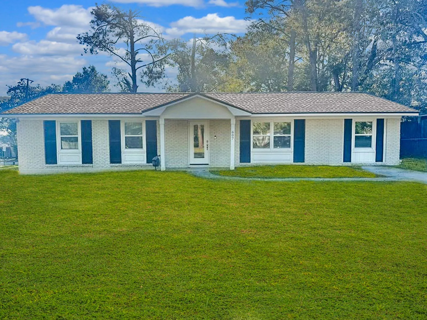 Beautiful white brick ranch styled home off White Bluff in Savannah, Ga! — Photo 1